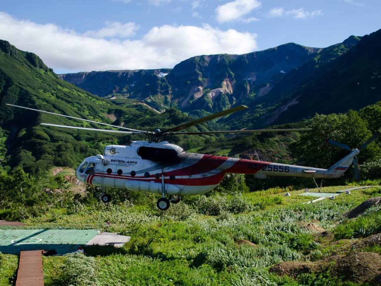 Ми-8 вез с вулкана туристов