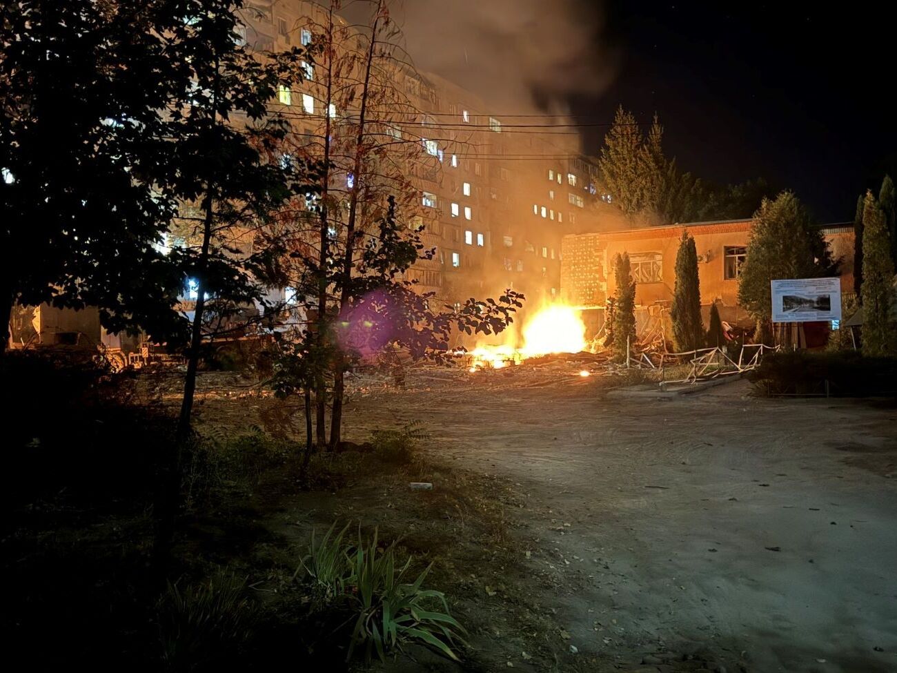 Здание, в которое попали россияне, расположено среди жилого микрорайона города