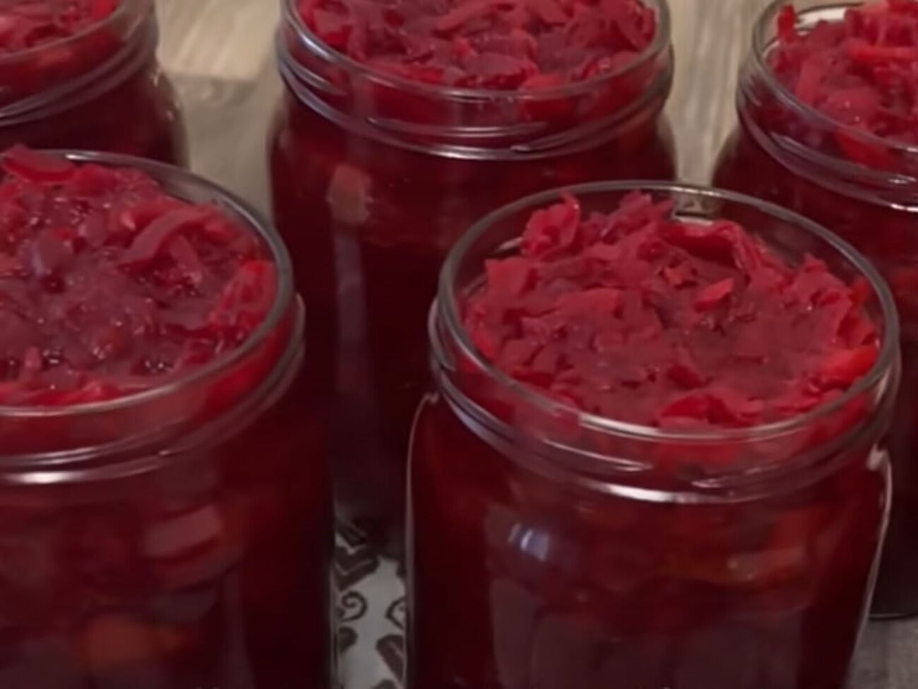 Банки с консервацией накрывать пледом не нужно