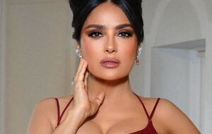 Хайек показала вечерний образ