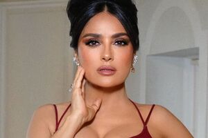 Хайек показала вечерний образ