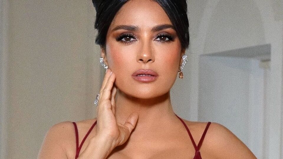 Хайек показала вечерний образ