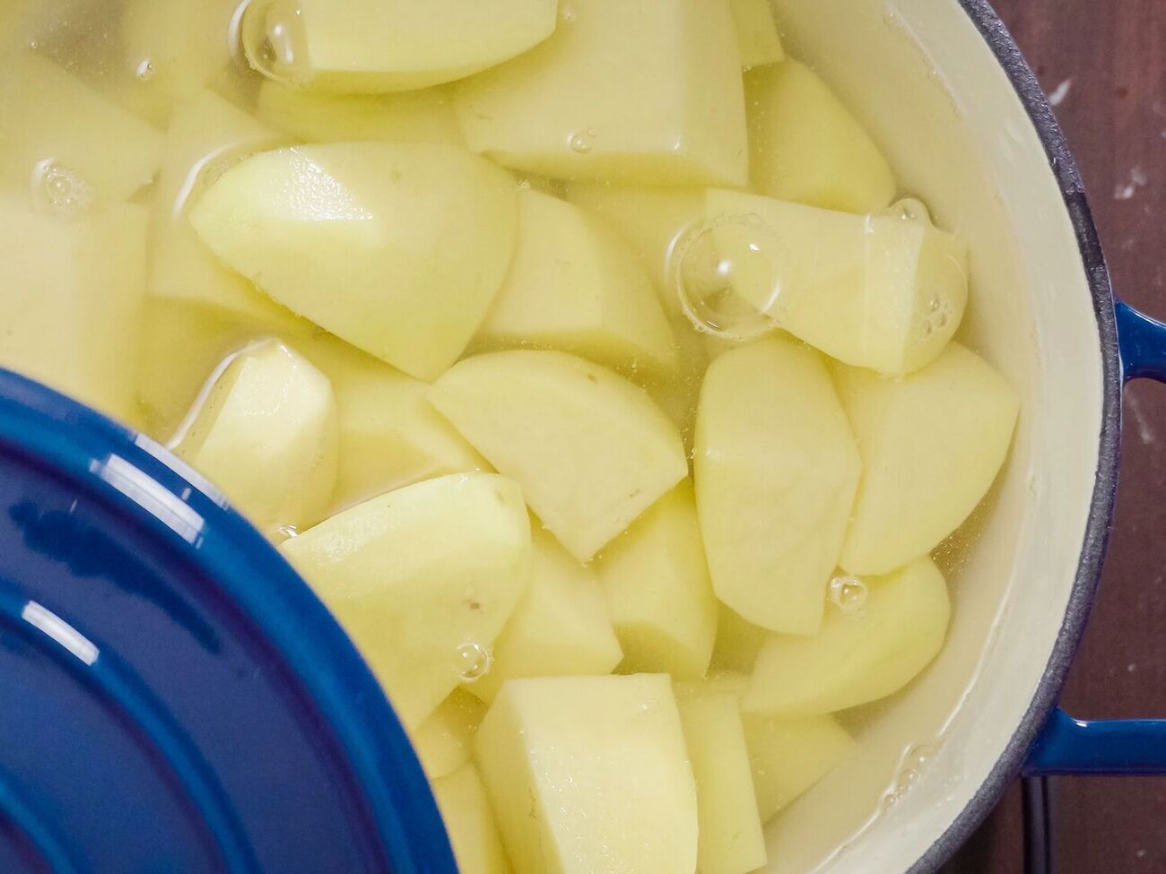 Картопля швидше звариться, якщо її порізати
