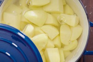 Картопля швидше звариться, якщо її порізати