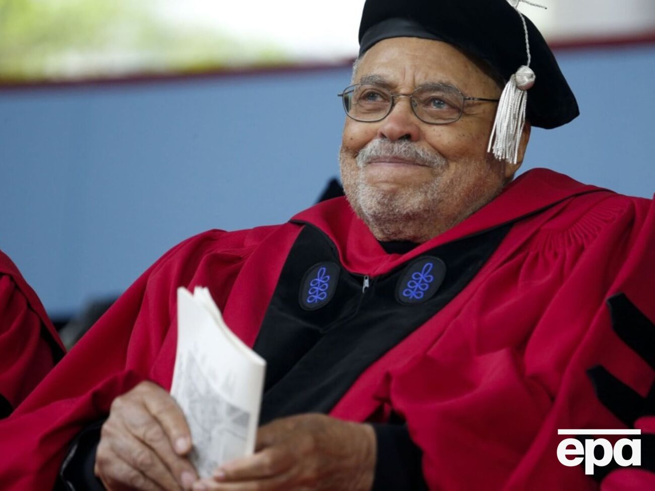 До восьми лет Джонс почти не разговаривал, так как имел заикание, но со временем преодолел это, став успешным и знаменитым актером