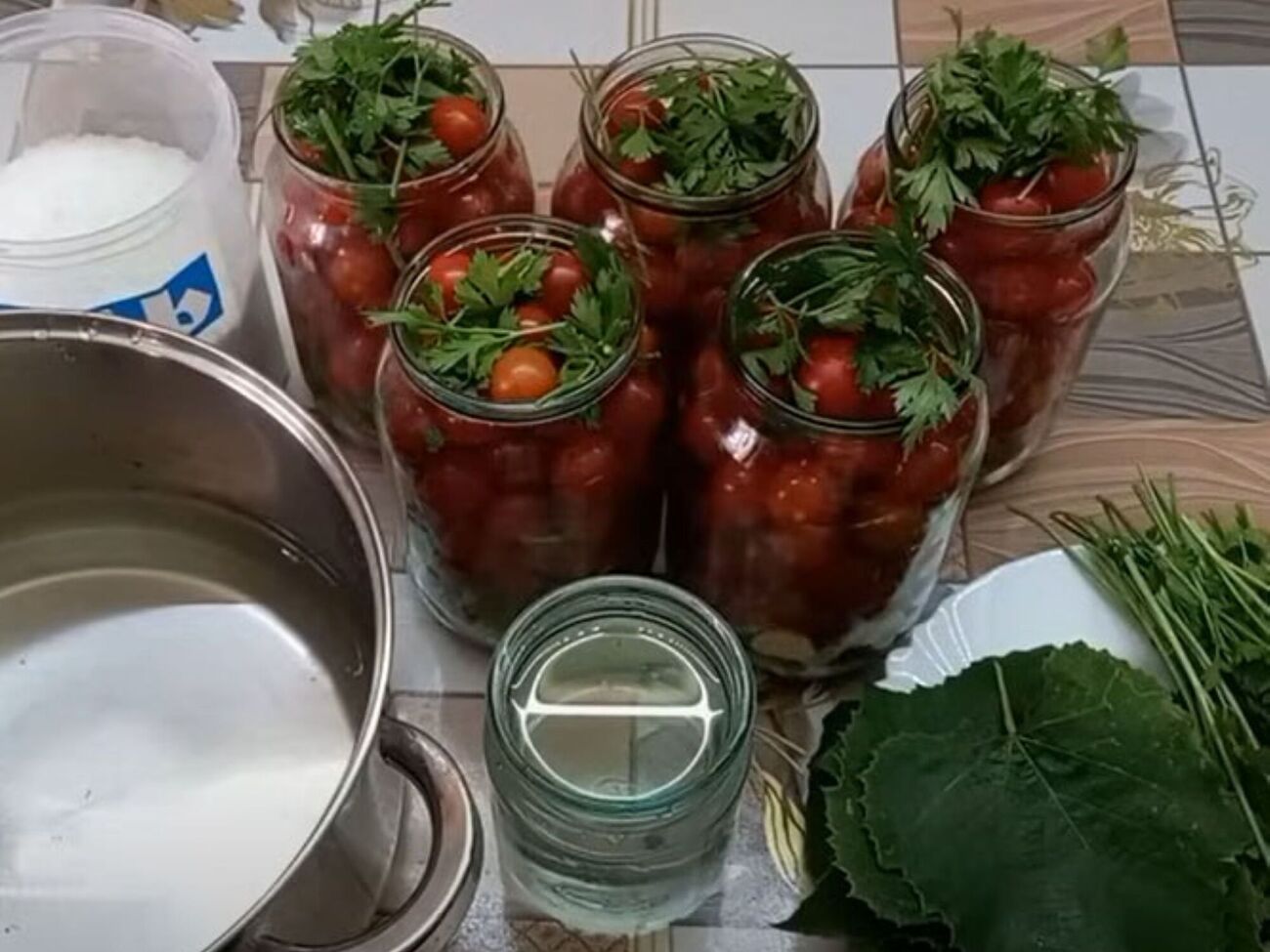 В холодном месте квашеные помидоры хранятся до самой весны