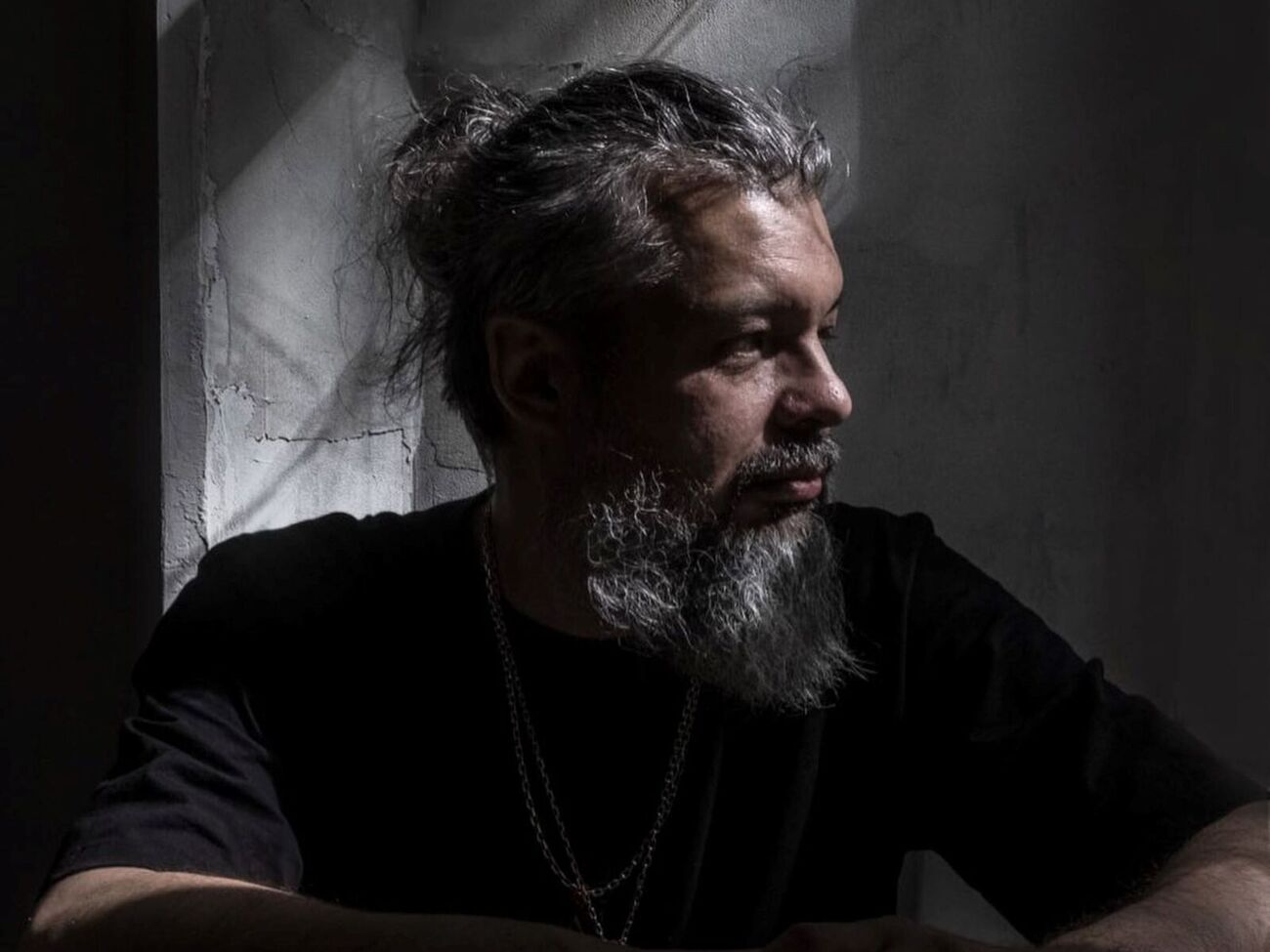 Bob Basset – соучредитель одноименной арт-студии, создающей уникальные объекты искусства из кожи в жанре техноромантизма