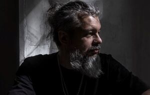 Bob Basset – соучредитель одноименной арт-студии, создающей уникальные объекты искусства из кожи в жанре техноромантизма