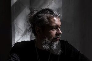 Bob Basset – соучредитель одноименной арт-студии, создающей уникальные объекты искусства из кожи в жанре техноромантизма