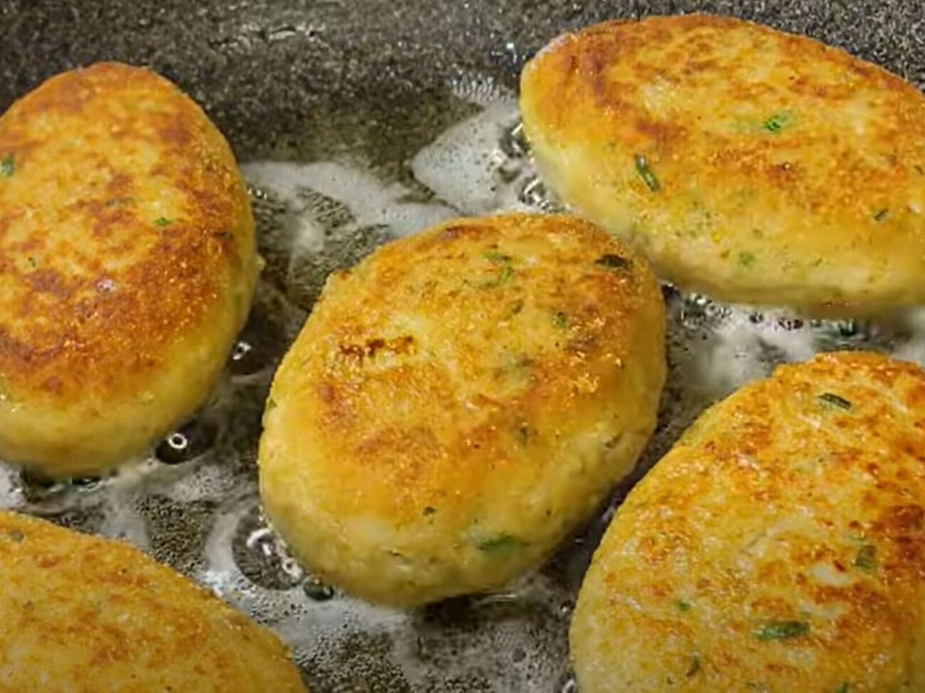 Обжарьте котлеты на растительным масле по три минуты с каждой стороны