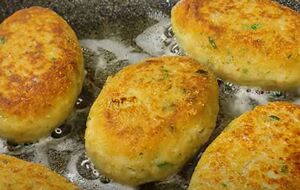 Обжарьте котлеты на растительным масле по три минуты с каждой стороны