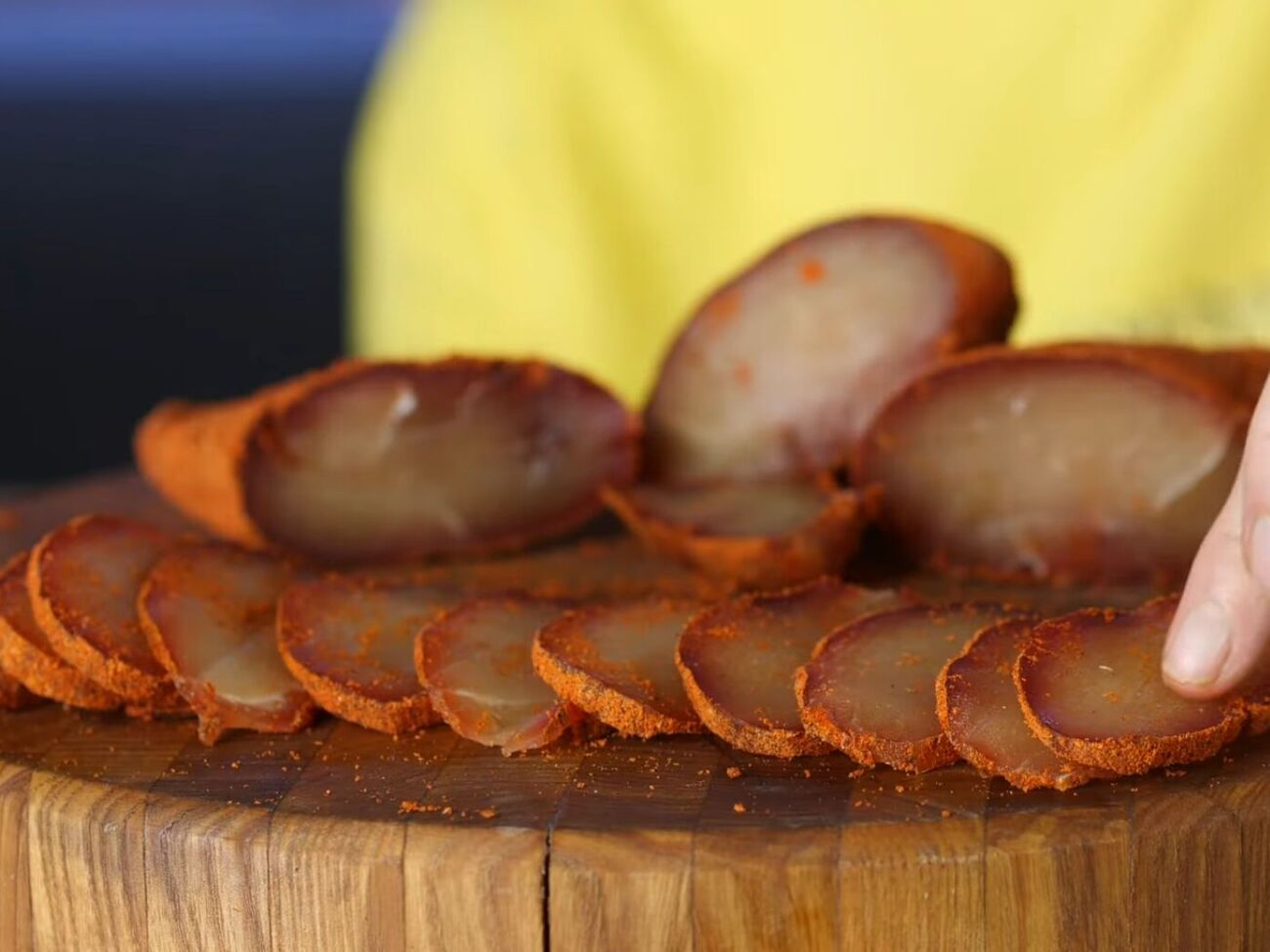 Вяленую куриную грудку готовят из трех ингредиентов