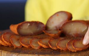 Вяленую куриную грудку готовят из трех ингредиентов