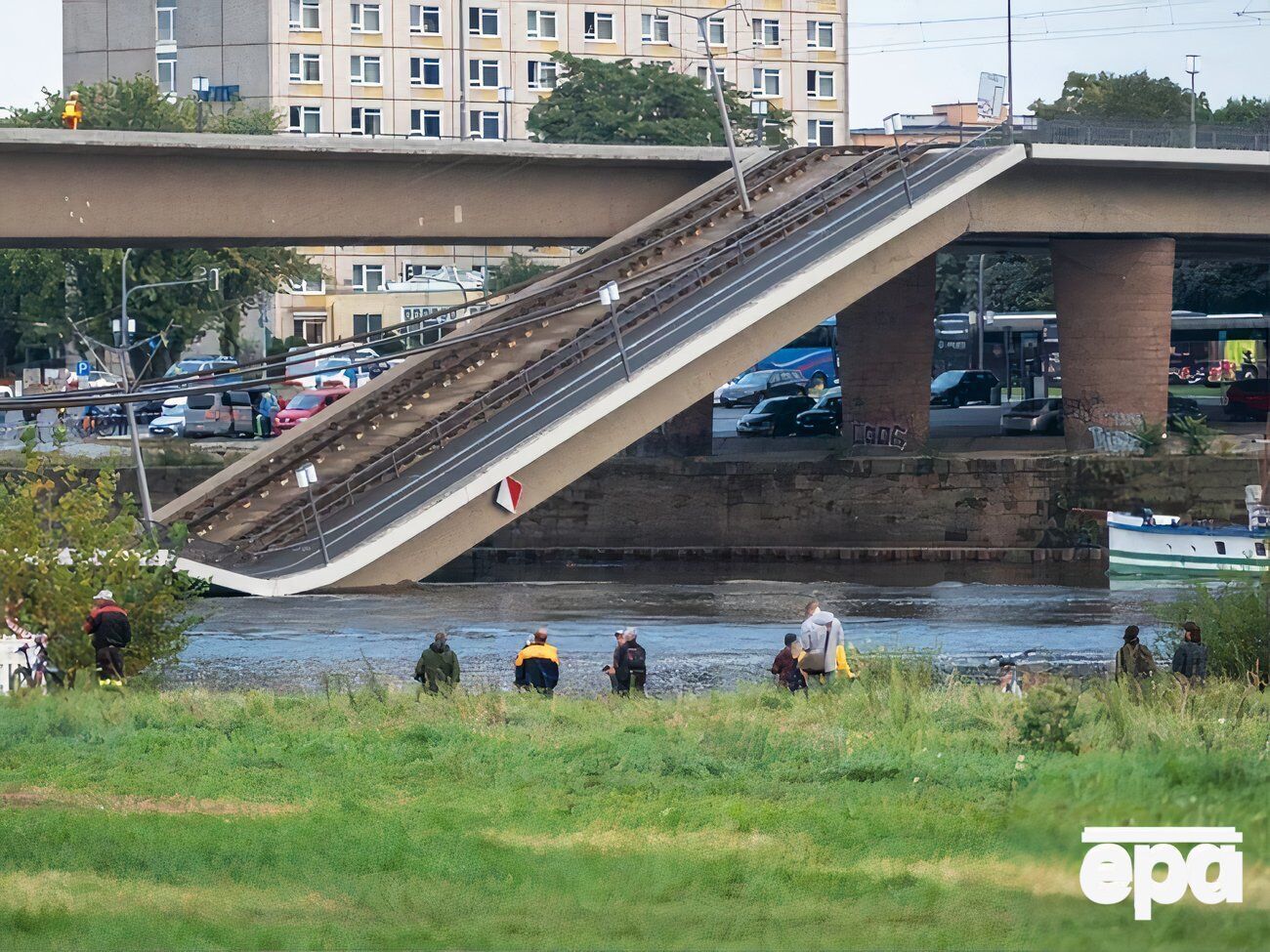 В центре немецкого города Дрезден обрушилась часть моста Каролы