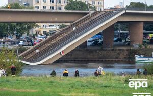 В центре немецкого города Дрезден обрушилась часть моста Каролы