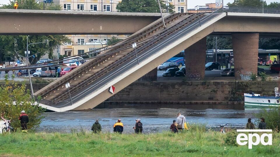В центре немецкого города Дрезден обрушилась часть моста Каролы