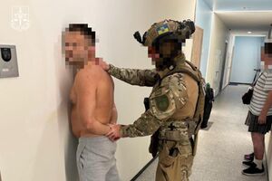 Згідно з повідомленням поліції, працівники поштового сервісу привласнювали, а потім продавали дрони, призначені для українських захисників