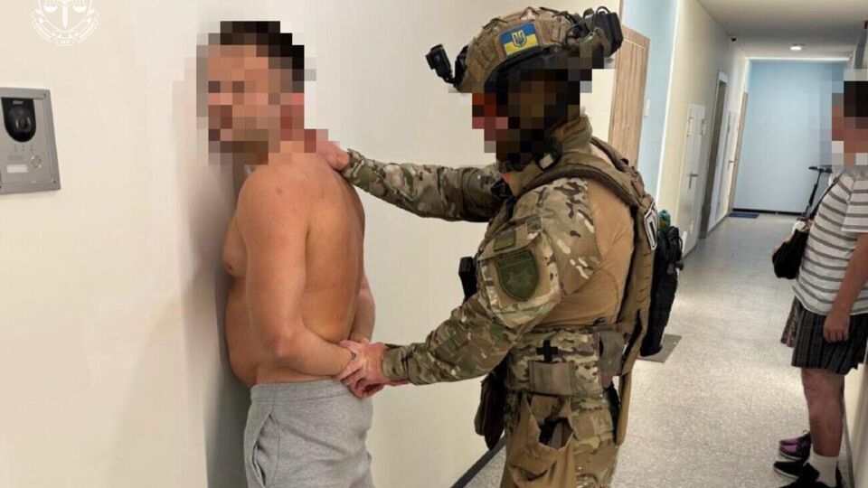 Згідно з повідомленням поліції, працівники поштового сервісу привласнювали, а потім продавали дрони, призначені для українських захисників