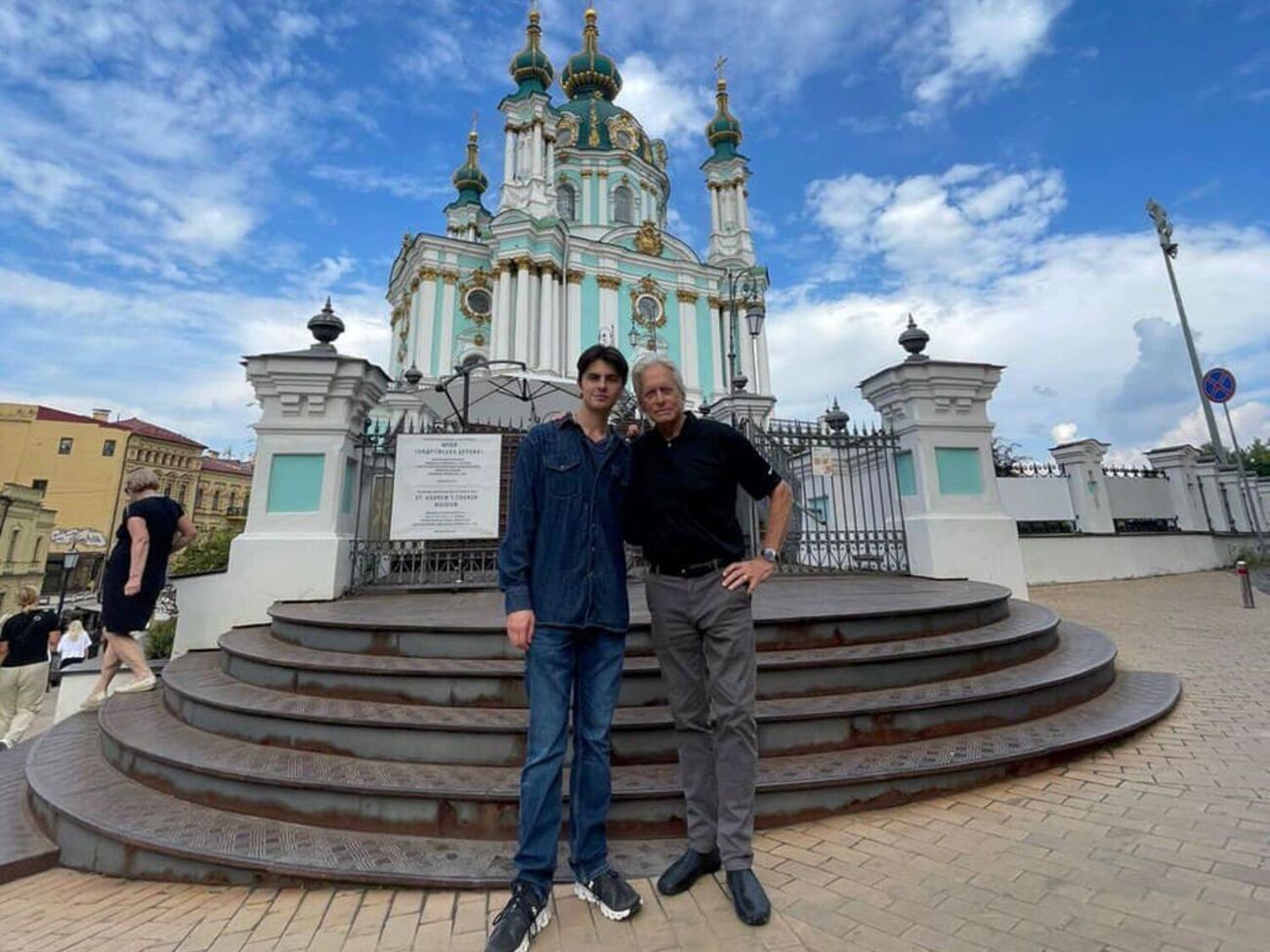 Дуглас візьме участь у саміті перших леді та джентльменів