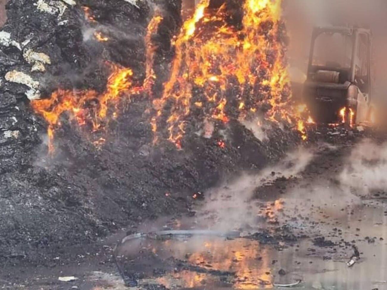 Унаслідок удару РФ по Кам'янському району є руйнування на одному з підприємств, виникла пожежа, зазначили у ДСНС