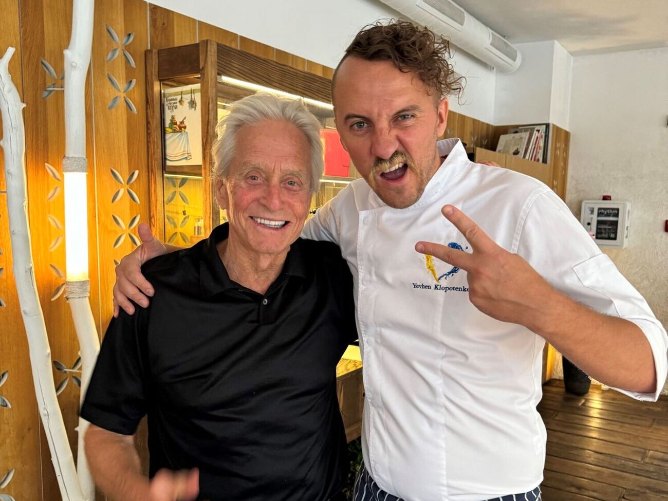 За словами Клопотенка, він пригощав Дугласа навіть бджолами