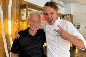 По словам Клопотенко, он угощал Дугласа в том числе и пчелами