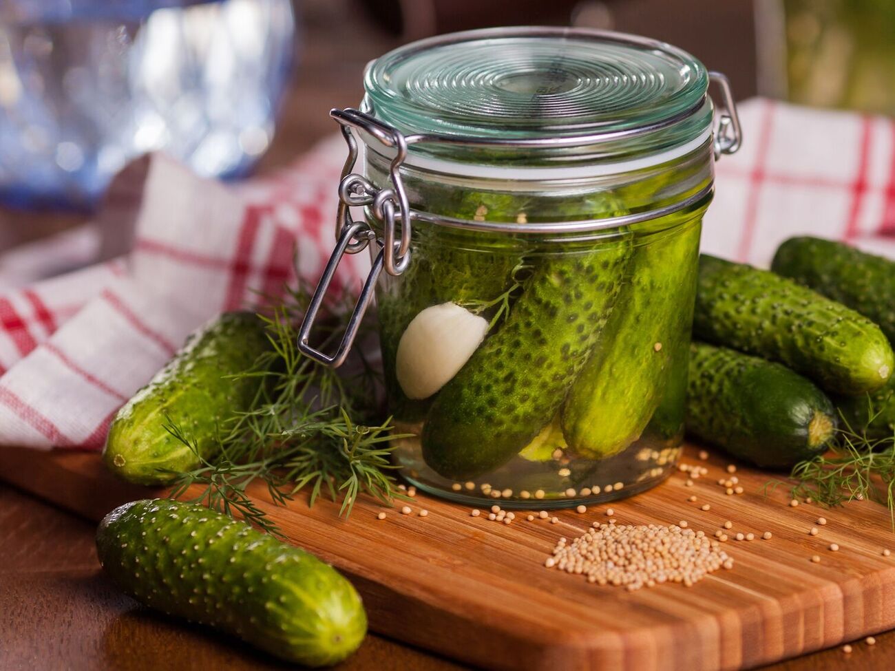 Огурцы должны настаиваться в закрытой банке