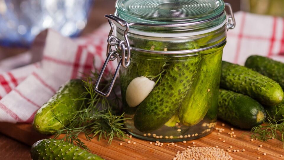 Огірки мають настоюватися в закритій банці