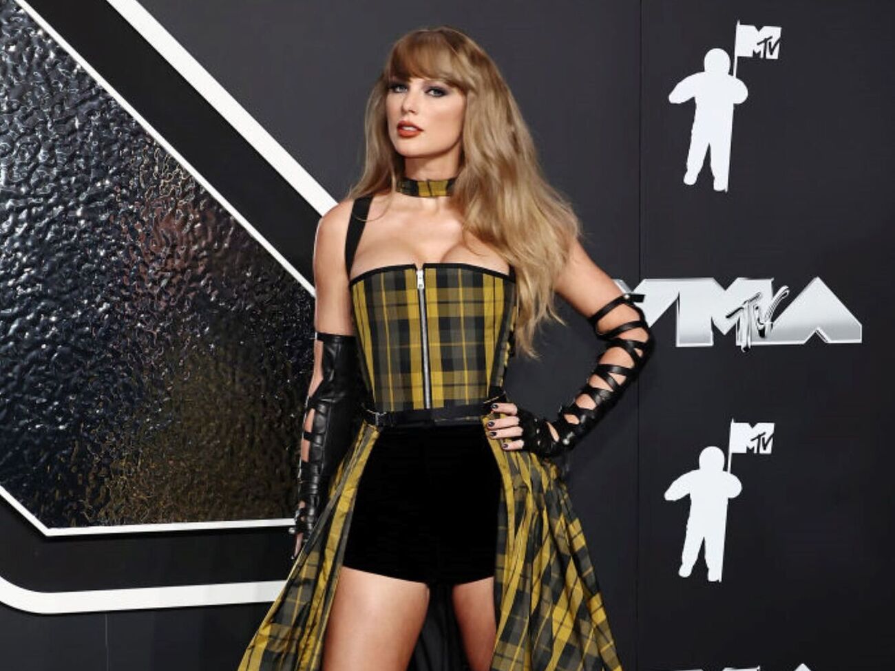 Свифт получила главную награду премии, а также одержала победу еще в шести номинациях