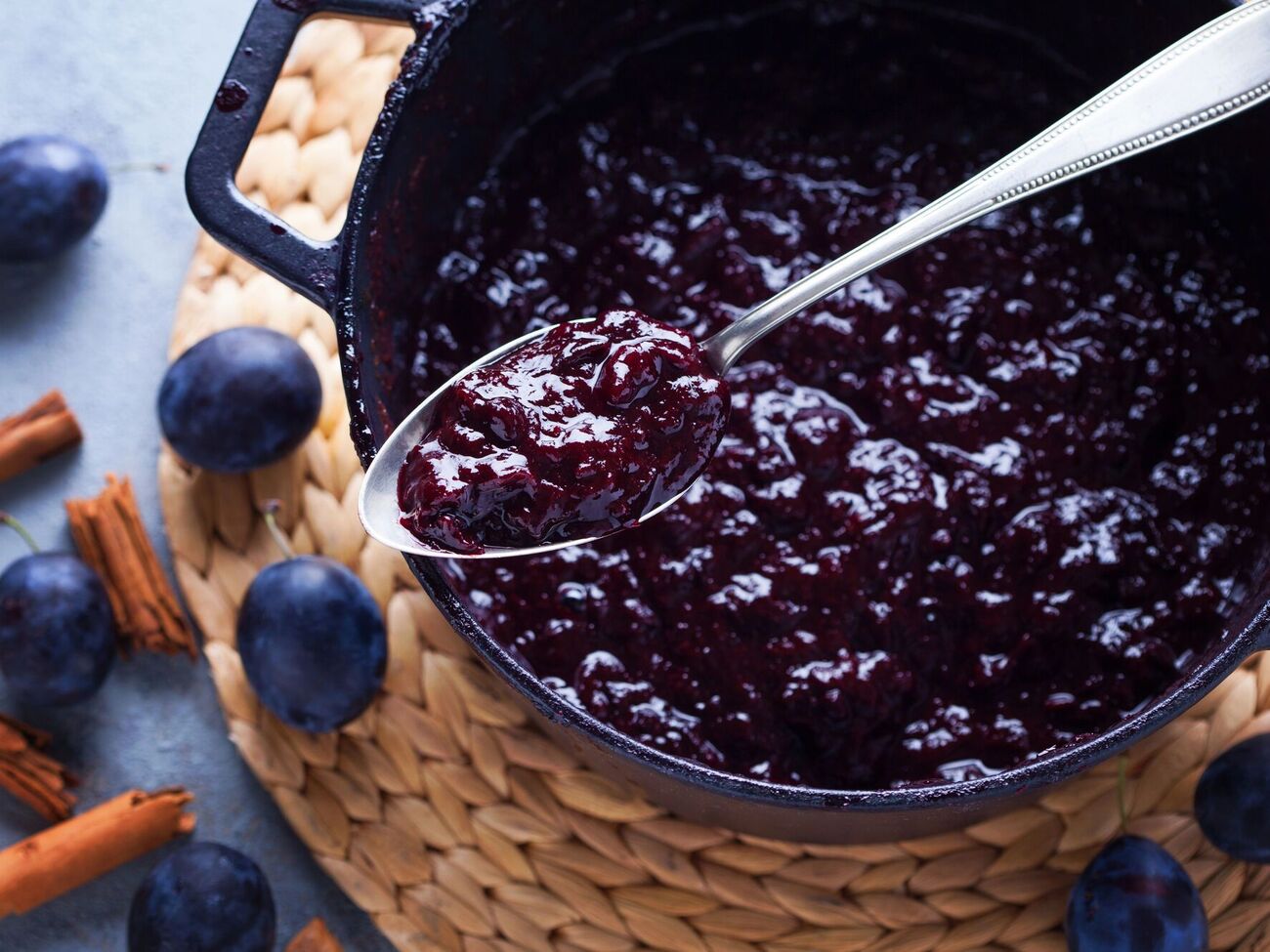 Сливовое варенье особенно вкусно во время зимних чаепитий