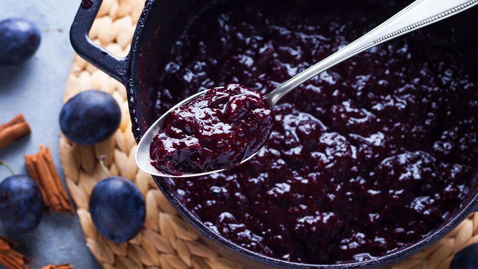 Сливовое варенье особенно вкусно во время зимних чаепитий