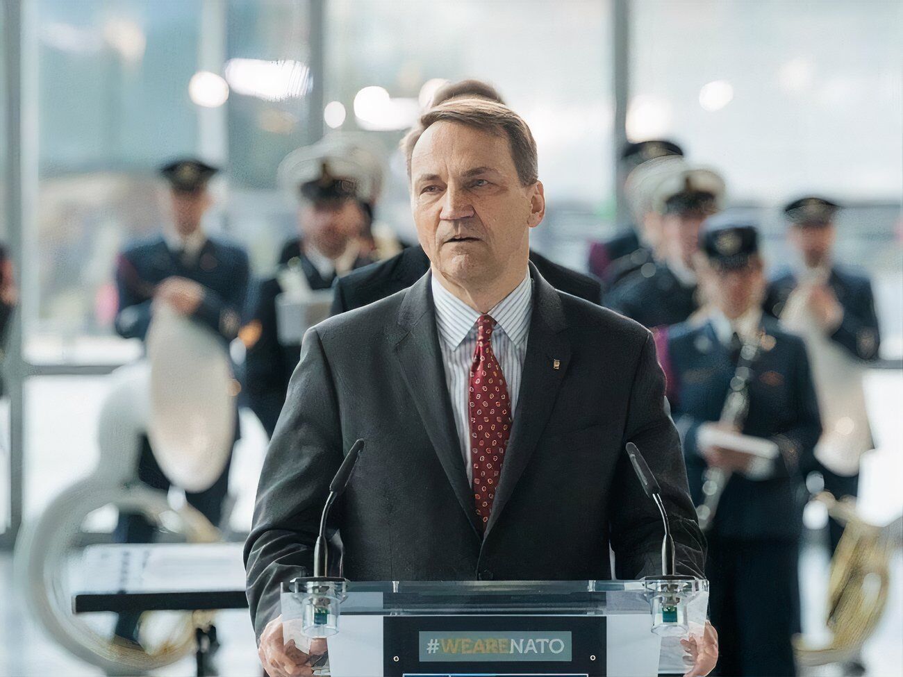 Пранкери в розмові із Сікорським відрекомендувалися експрезидентом України Петром Порошенком