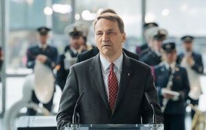 Пранкери в розмові із Сікорським відрекомендувалися експрезидентом України Петром Порошенком