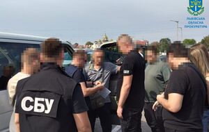 У Львові затримали правоохоронця, який нібито допомагав чоловікам незаконно виїжджати з України
