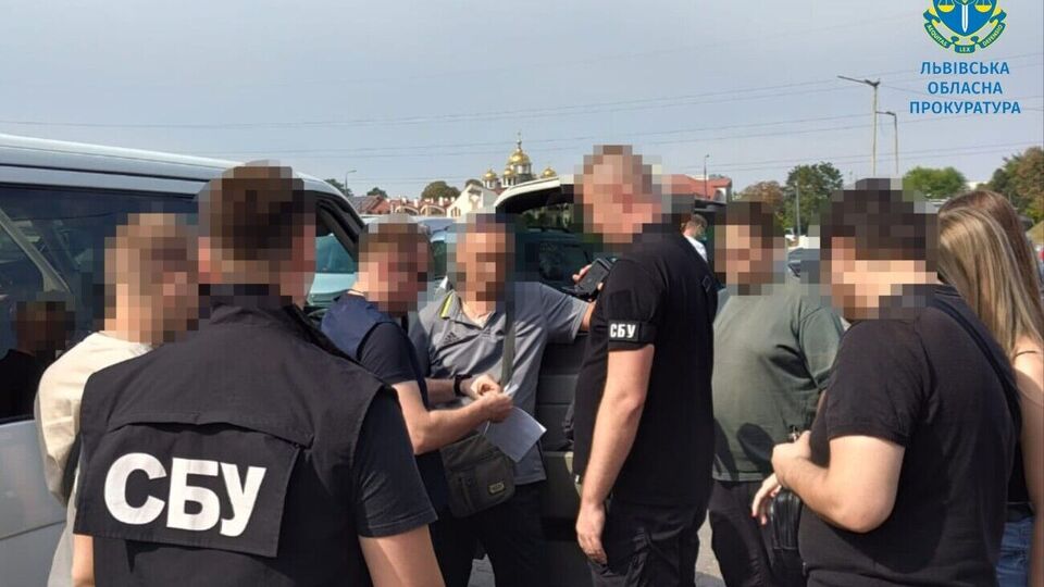 У Львові затримали правоохоронця, який нібито допомагав чоловікам незаконно виїжджати з України