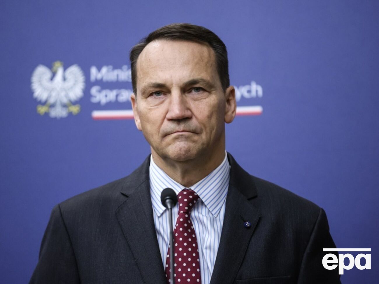 Виплачуючи соцдопомогу українцям, країни ЄС знижують мобілізаційний потенціал України, вважає Сікорський