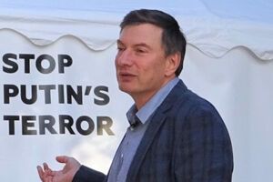 Чтобы выиграть выборы, Трампу надо было направить все усилия на привлечение новых сторонников. Но он этого не делает