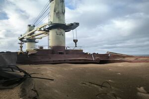 Після вибуху зерновоз залишився на ходу