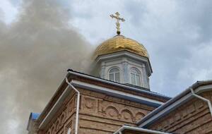 Российский снаряд попал в крышу храма в Никополе, в результате чего начался пожар, рассказали в УПЦ МП