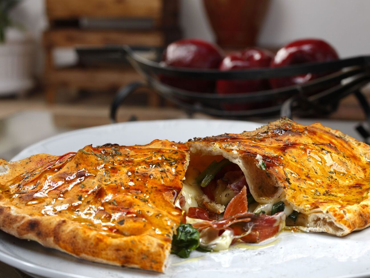 Піца за цим рецептом містить начинку всередині