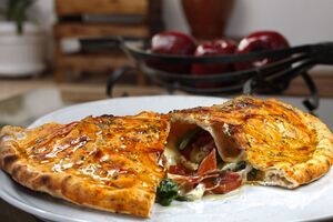 Піца за цим рецептом містить начинку всередині