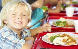 Запеканку подают теплой