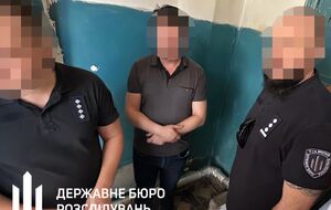 Главу ВВК и его сообщницу задержали во время раздела оплаты за очередной "белый билет"