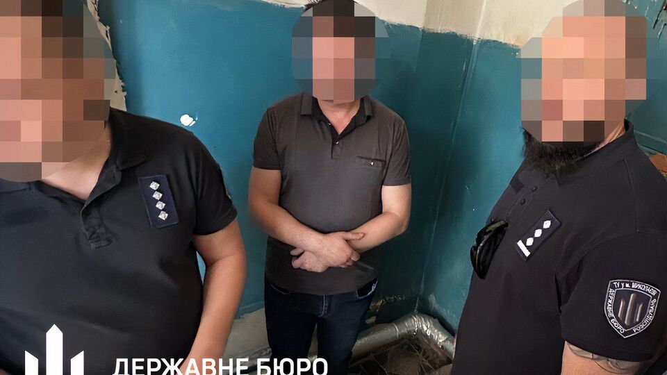 Главу ВВК и его сообщницу задержали во время раздела оплаты за очередной "белый билет"