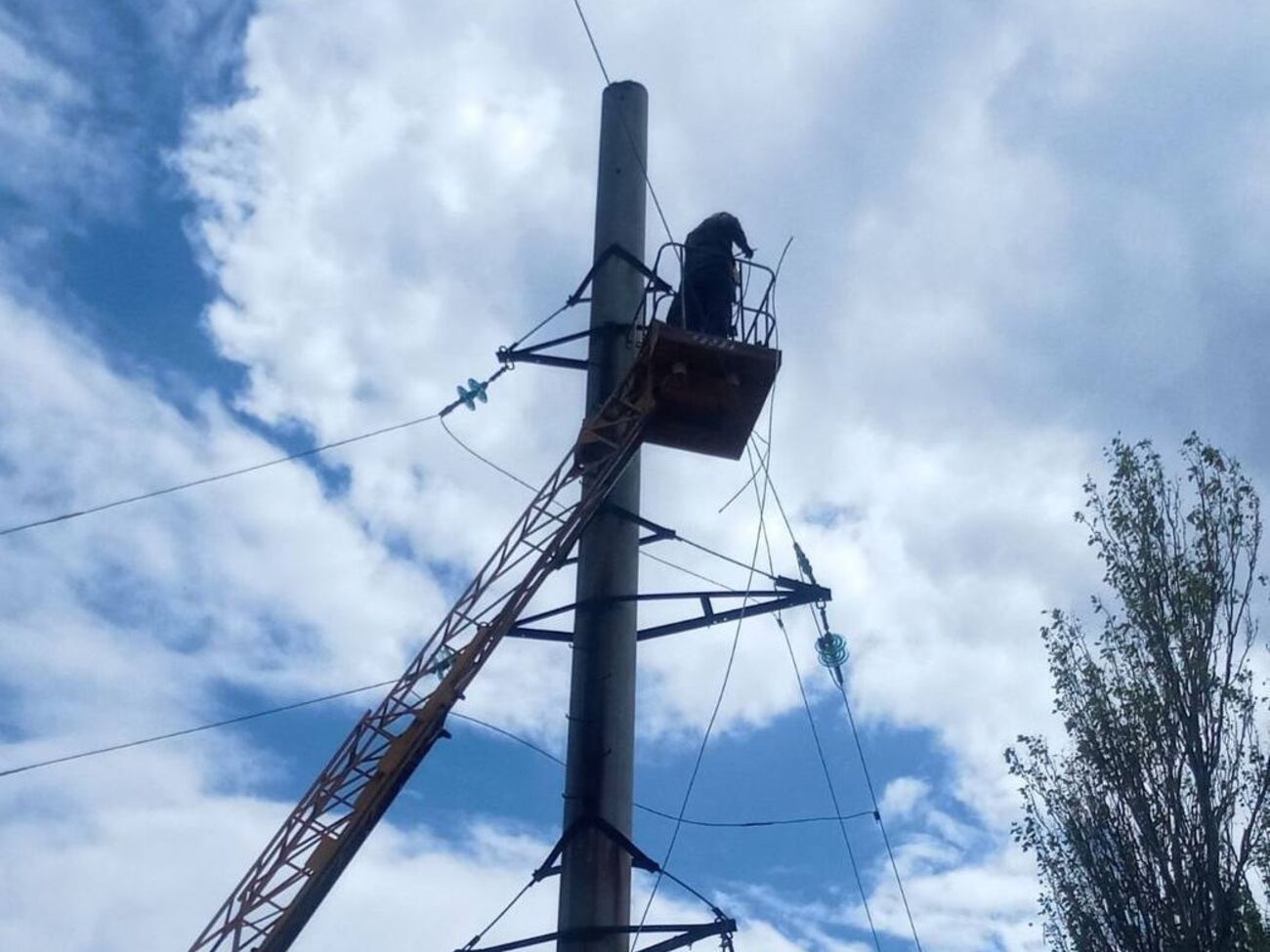 У Дніпропетровській області сильний вітер знеструмив 2369 сімей у 17 населених пунктах