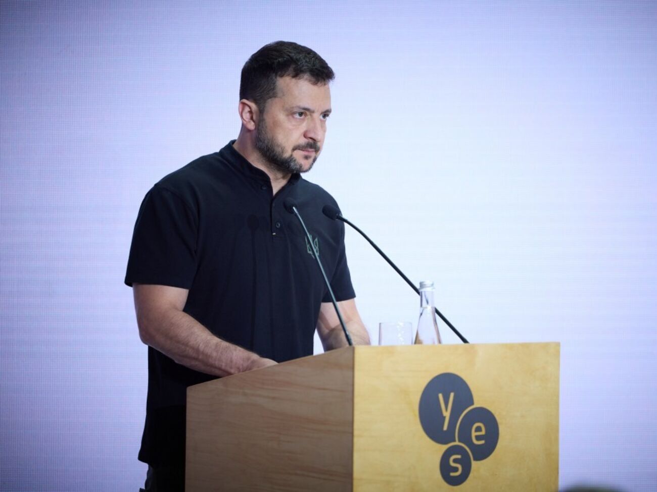 Якщо союзники збивають ракети і дрони в небі Близького Сходу, то чому досі немає аналогічного рішення про спільне збиття в небі України, зазначив Зеленський