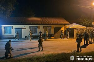 В Хмельницкой области мужчина расстрелял полицейских из автомата, есть раненые. Фото