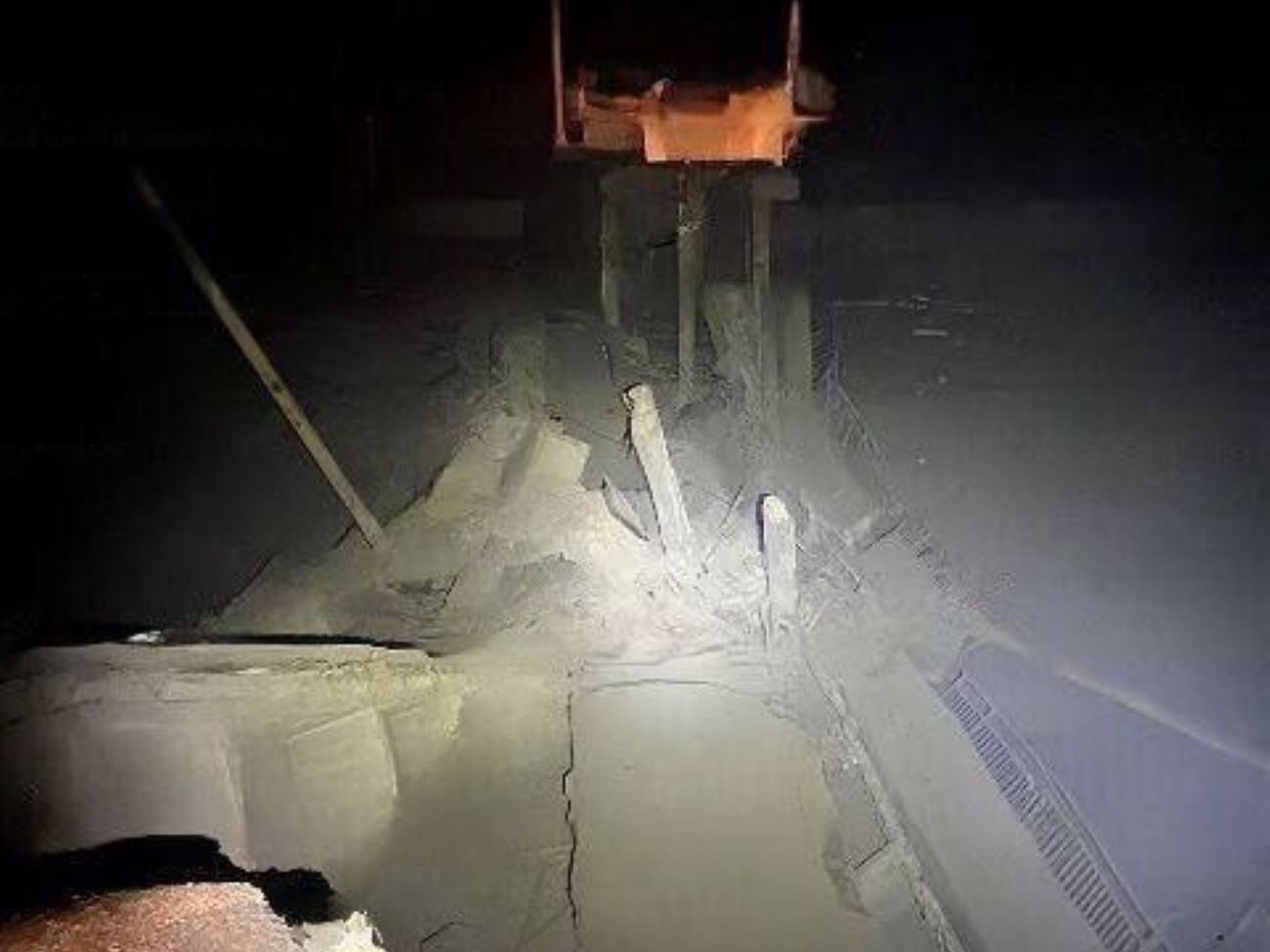 Российские оккупанты дважды обстреляли путепровод