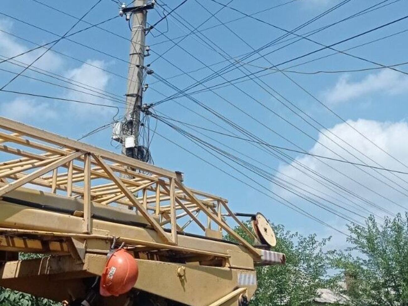 В приближенных к зоне боевых действий населенных пунктах ремонтные бригады ДТЭК возвращали свет уже десятки раз