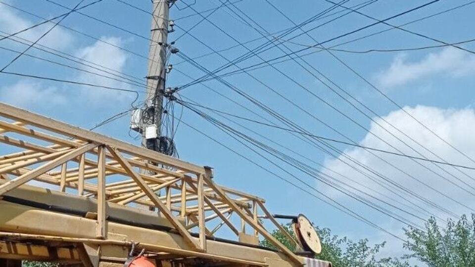 У наближених до зони бойових дій населених пунктах ремонтні бригади ДТЕК повертали світло вже десятки разів